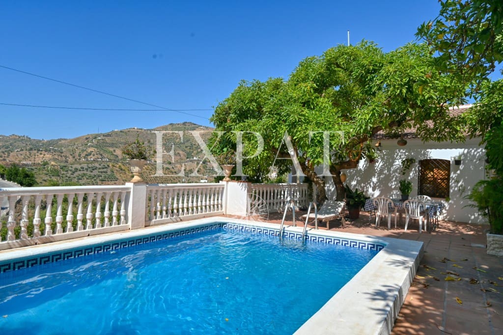 4 soveværelse Finca/Landehus til salg i Canillas de Albaida med swimmingpool garage - € 390.000 (Ref: 9124883)