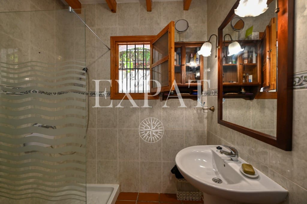 4 soveværelse Finca/Landehus til salg i Canillas de Albaida med swimmingpool garage - € 390.000 (Ref: 9124883)