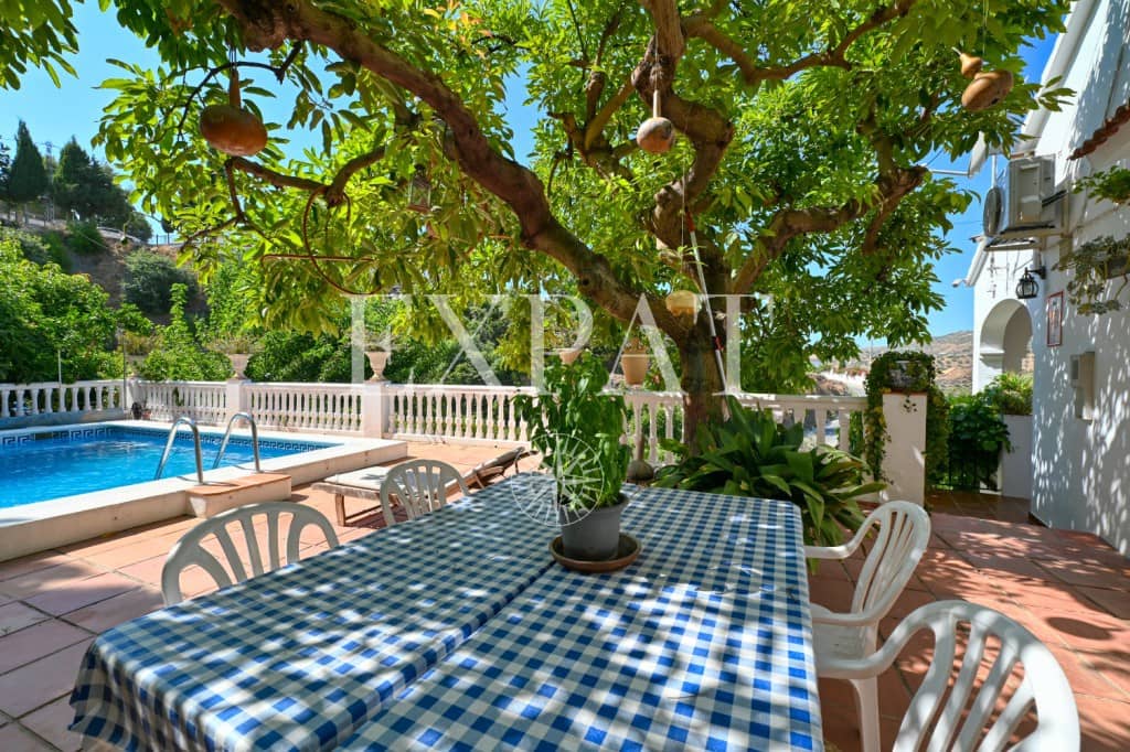 4 soveværelse Finca/Landehus til salg i Canillas de Albaida med swimmingpool garage - € 390.000 (Ref: 9124883)