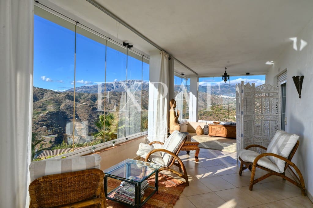 6 soveværelse Finca/Landehus til salg i Sayalonga med swimmingpool - € 890.000 (Ref: 9346892)