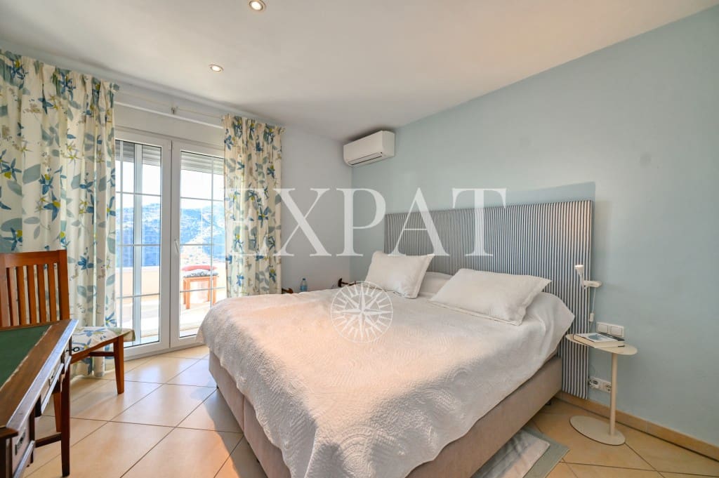 6 soveværelse Finca/Landehus til salg i Sayalonga med swimmingpool - € 890.000 (Ref: 9346892)