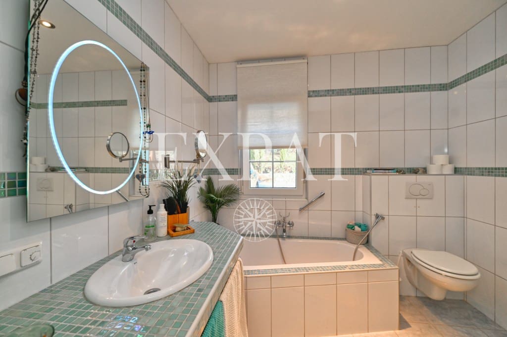 6 soveværelse Finca/Landehus til salg i Sayalonga med swimmingpool - € 890.000 (Ref: 9346892)