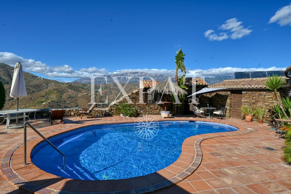 6 soveværelse Finca/Landehus til salg i Sayalonga med swimmingpool - € 890.000 (Ref: 9346892)