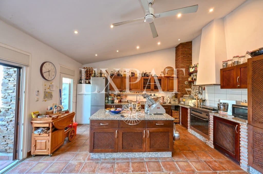 6 soveværelse Finca/Landehus til salg i Sayalonga med swimmingpool - € 890.000 (Ref: 9346892)