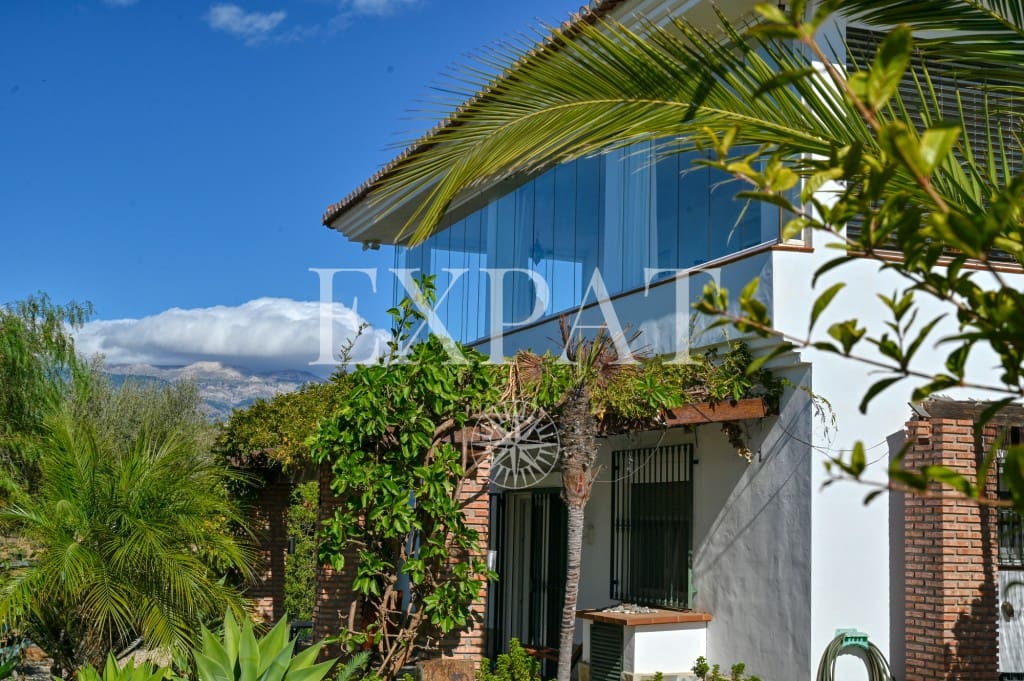 6 soveværelse Finca/Landehus til salg i Sayalonga med swimmingpool - € 890.000 (Ref: 9346892)