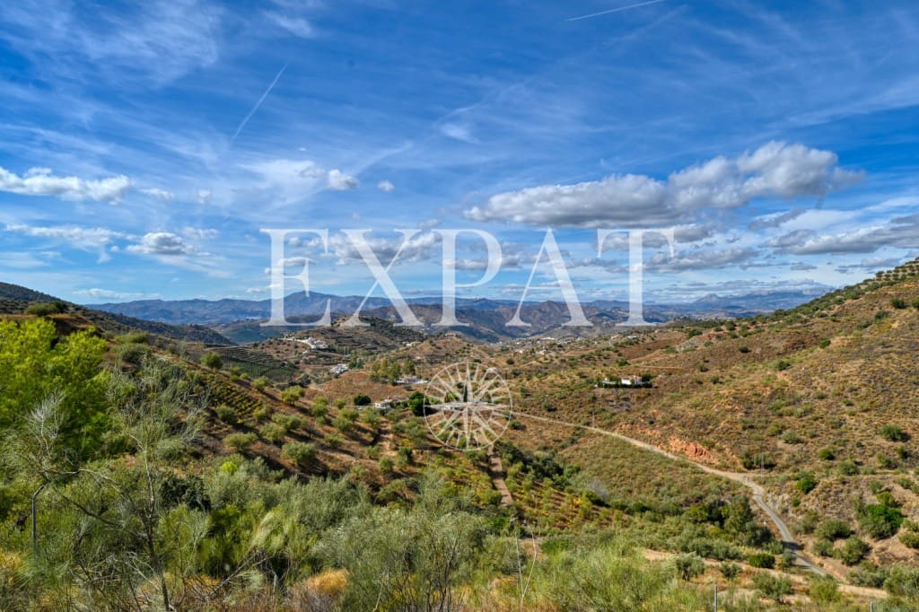 4 slaapkamer Finca/Landhuis te koop in Canillas de Aceituno met zwembad - € 340.000 (Ref: 9356687)