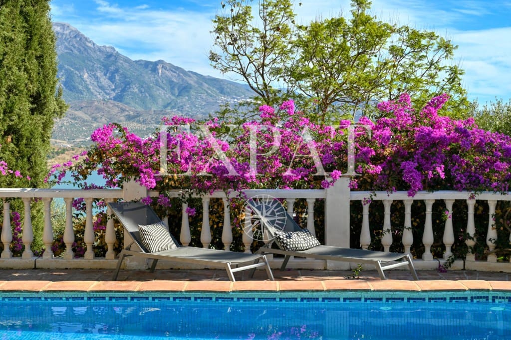 32 soveværelse Finca/Landehus til salg i Vinuela med swimmingpool - € 2.950.000 (Ref: 9395764)