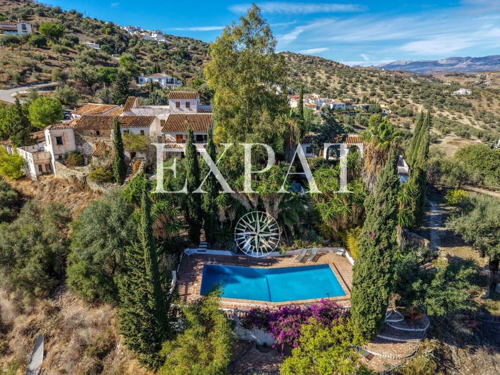 32 soveværelse Finca/Landehus til salg i Vinuela med swimmingpool - € 2.950.000 (Ref: 9395764)
