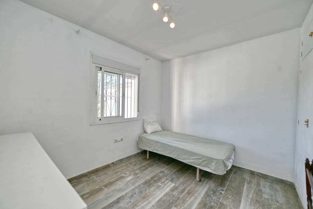 5 bedroom Villa for sale in Torre de Benagalbon with pool garage - € 695,000 (Ref: 9494454)