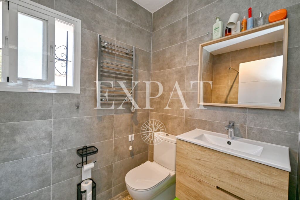 5 bedroom Villa for sale in Torre de Benagalbon with pool garage - € 695,000 (Ref: 9494454)