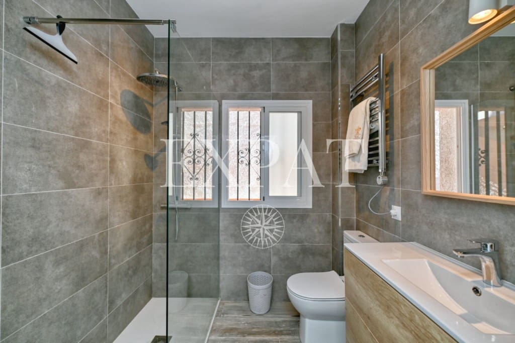 5 bedroom Villa for sale in Torre de Benagalbon with pool garage - € 695,000 (Ref: 9494454)