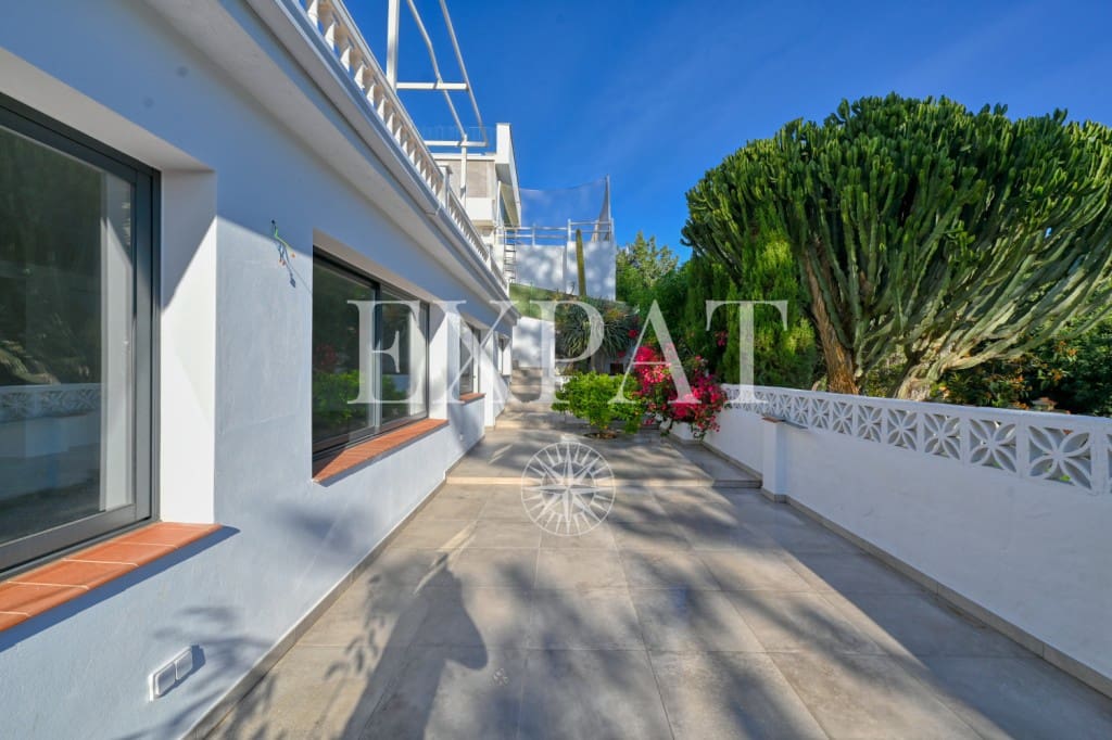 5 bedroom Villa for sale in Torre de Benagalbon with pool garage - € 695,000 (Ref: 9494454)