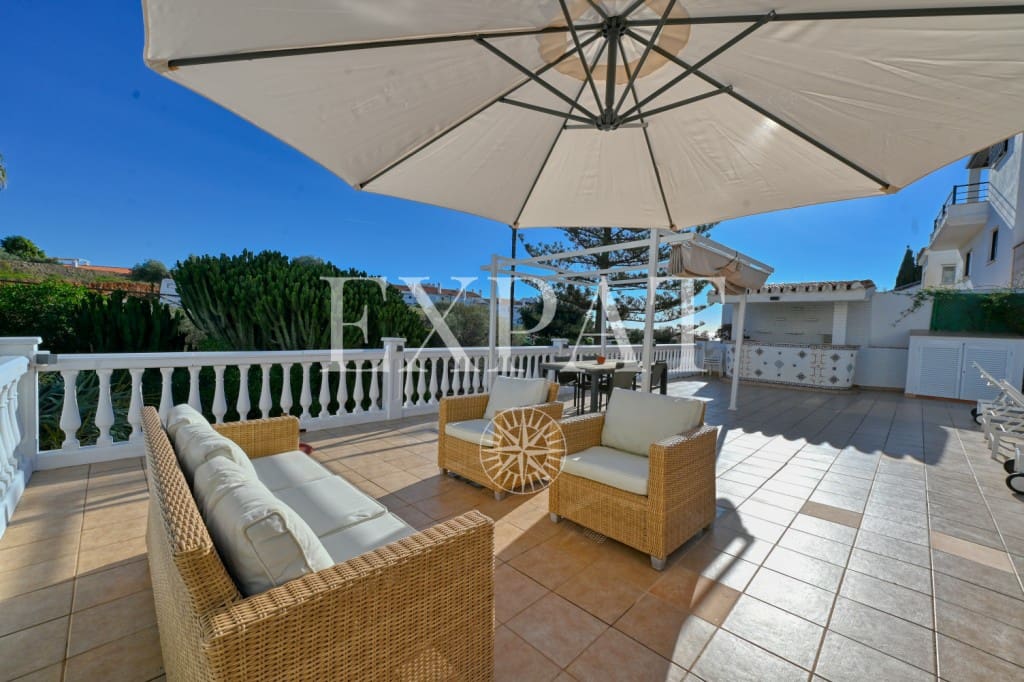 5 bedroom Villa for sale in Torre de Benagalbon with pool garage - € 695,000 (Ref: 9494454)