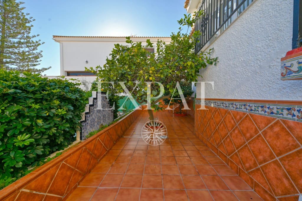 5 bedroom Villa for sale in Torre de Benagalbon with pool garage - € 695,000 (Ref: 9494454)