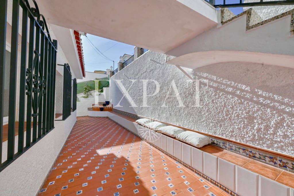 5 bedroom Villa for sale in Torre de Benagalbon with pool garage - € 695,000 (Ref: 9494454)