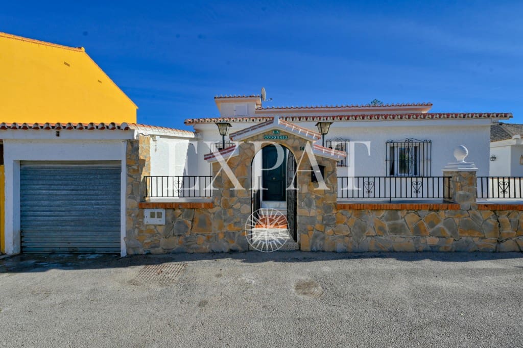 5 bedroom Villa for sale in Torre de Benagalbon with pool garage - € 695,000 (Ref: 9494454)