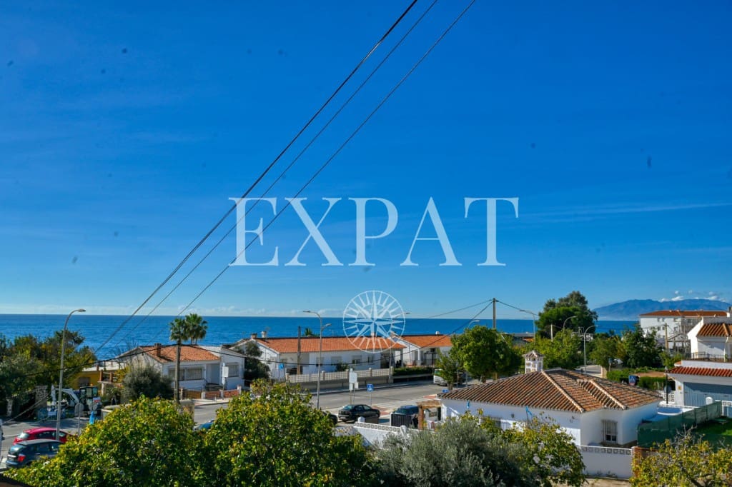 5 bedroom Villa for sale in Torre de Benagalbon with pool garage - € 695,000 (Ref: 9494454)