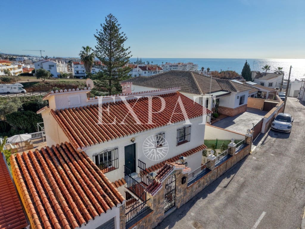 5 bedroom Villa for sale in Torre de Benagalbon with pool garage - € 695,000 (Ref: 9494454)