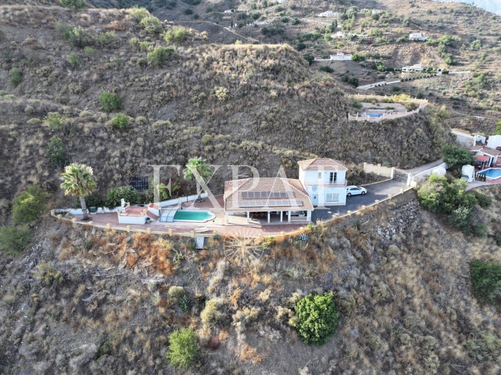 4 makuuhuone Maalaistalo myytävänä paikassa Arenas mukana uima-altaan 
autotalli - 465 000 € (Ref: 9496905)