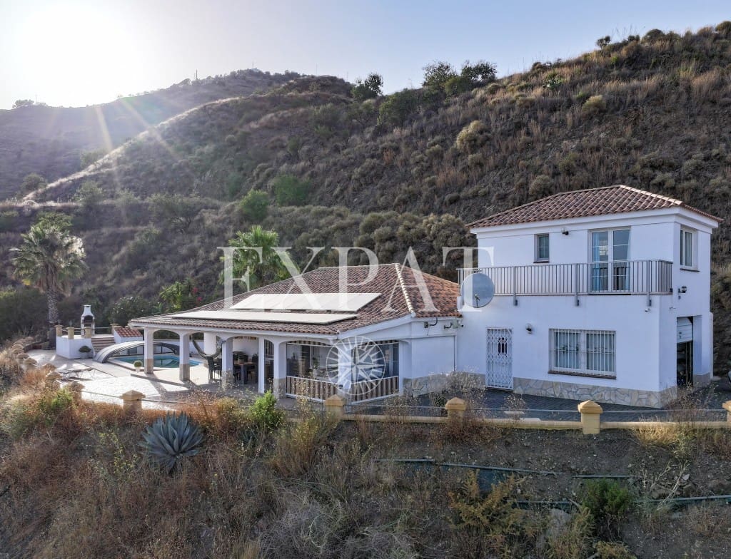 4 makuuhuone Maalaistalo myytävänä paikassa Arenas mukana uima-altaan 
autotalli - 465 000 € (Ref: 9496905)