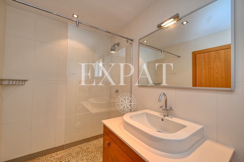 4 makuuhuone Maalaistalo myytävänä paikassa Sayalonga mukana uima-altaan 
autotalli - 1 350 000 € (Ref: 9518493)