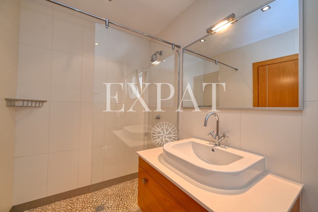 4 makuuhuone Maalaistalo myytävänä paikassa Sayalonga mukana uima-altaan 
autotalli - 1 350 000 € (Ref: 9518493)