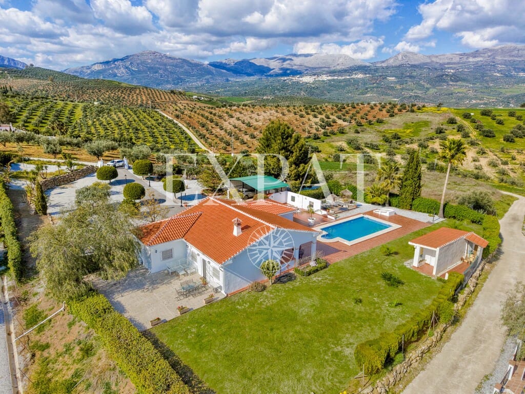 3 soveværelse Finca/Landehus til salg i Vinuela med swimmingpool - € 590.000 (Ref: 9533266)