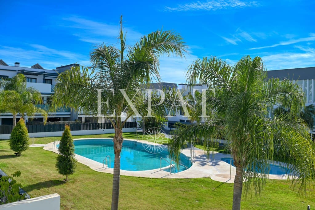 3 bedroom Flat for sale in Caleta de Velez with pool - € 525,000 (Ref: 9598908)