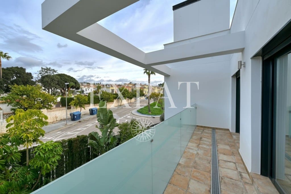 3 bedroom Flat for sale in Caleta de Velez with pool - € 525,000 (Ref: 9598908)