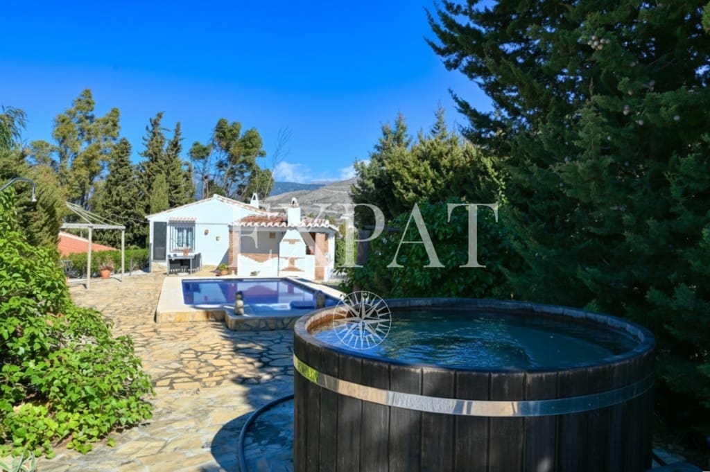 4 makuuhuone Maalaistalo myytävänä paikassa Competa mukana uima-altaan 
autotalli - 599 000 € (Ref: 9598909)