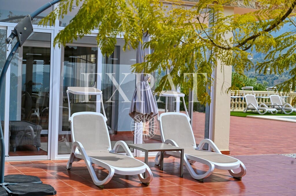 4 sypialnia Finka/Dom wiejski na sprzedaż w Alcaucin z basenem garażem - 810 000 € (Ref: 9785039)