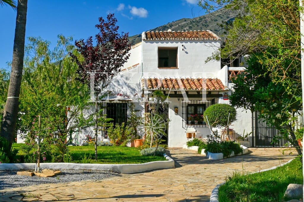4 bedroom Finca/Country House for sale in Canillas de Aceituno with pool - € 875,000 (Ref: 9833484)