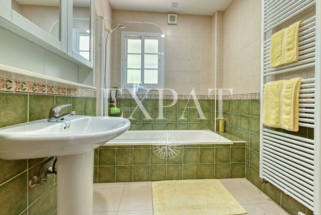 4 sypialnia Finka/Dom wiejski na sprzedaż w Competa z basenem garażem - 445 000 € (Ref: 9875839)
