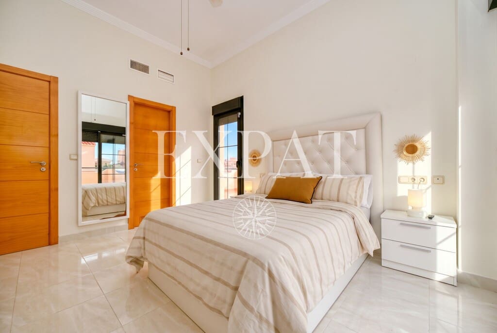 3 bedroom Apartment for sale in Almayate with pool - € 430,000 (Ref: 9891908)