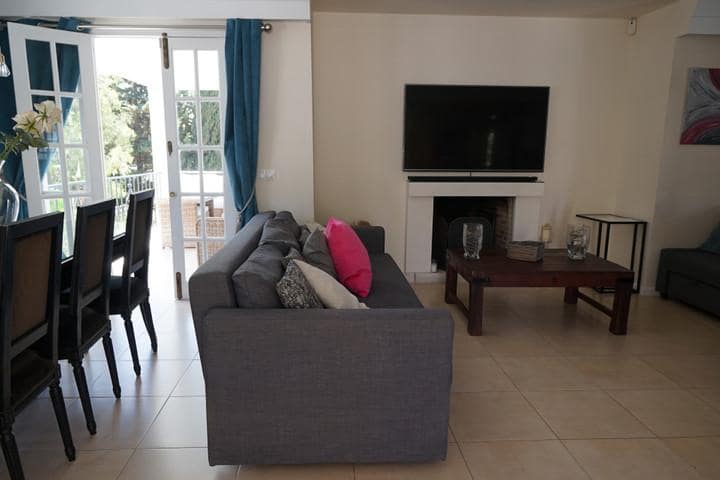6 soveværelse Villa til salg i Nueva Andalucia med swimmingpool garage - € 1.100.000 (Ref: 10001373)