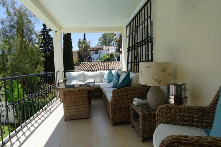 6 soveværelse Villa til salg i Nueva Andalucia med swimmingpool garage - € 1.100.000 (Ref: 10001373)