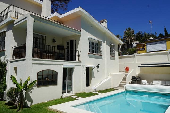 6 soveværelse Villa til salg i Nueva Andalucia med swimmingpool garage - € 1.100.000 (Ref: 10001373)
