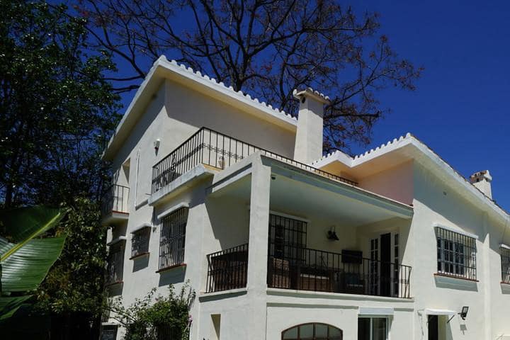 6 soveværelse Villa til salg i Nueva Andalucia med swimmingpool garage - € 1.100.000 (Ref: 10001373)