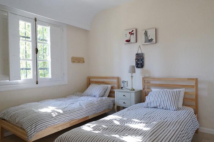 6 soveværelse Villa til salg i Nueva Andalucia med swimmingpool garage - € 1.100.000 (Ref: 10001373)