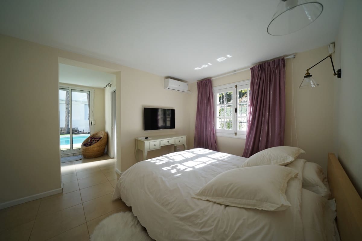 6 soveværelse Villa til salg i Nueva Andalucia med swimmingpool garage - € 1.100.000 (Ref: 10001373)