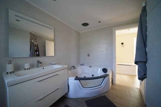 6 soveværelse Villa til salg i Nueva Andalucia, Marbella med swimmingpool garage - € 1.100.000 (Ref: 10001373)