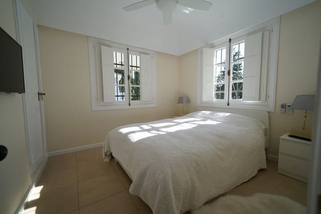 6 soveværelse Villa til salg i Nueva Andalucia, Marbella med swimmingpool garage - € 1.100.000 (Ref: 10001373)