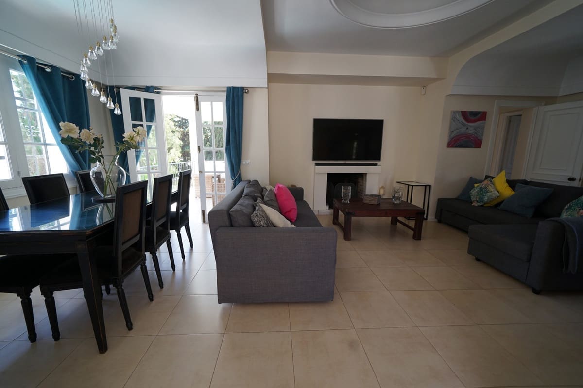 6 soveværelse Villa til salg i Nueva Andalucia med swimmingpool garage - € 1.100.000 (Ref: 10001373)