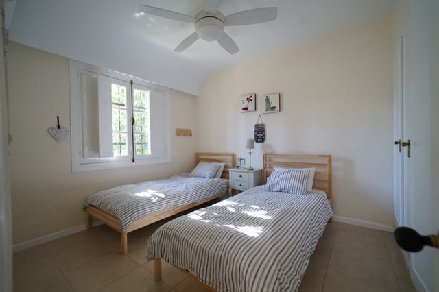 6 soveværelse Villa til salg i Nueva Andalucia, Marbella med swimmingpool garage - € 1.100.000 (Ref: 10001373)