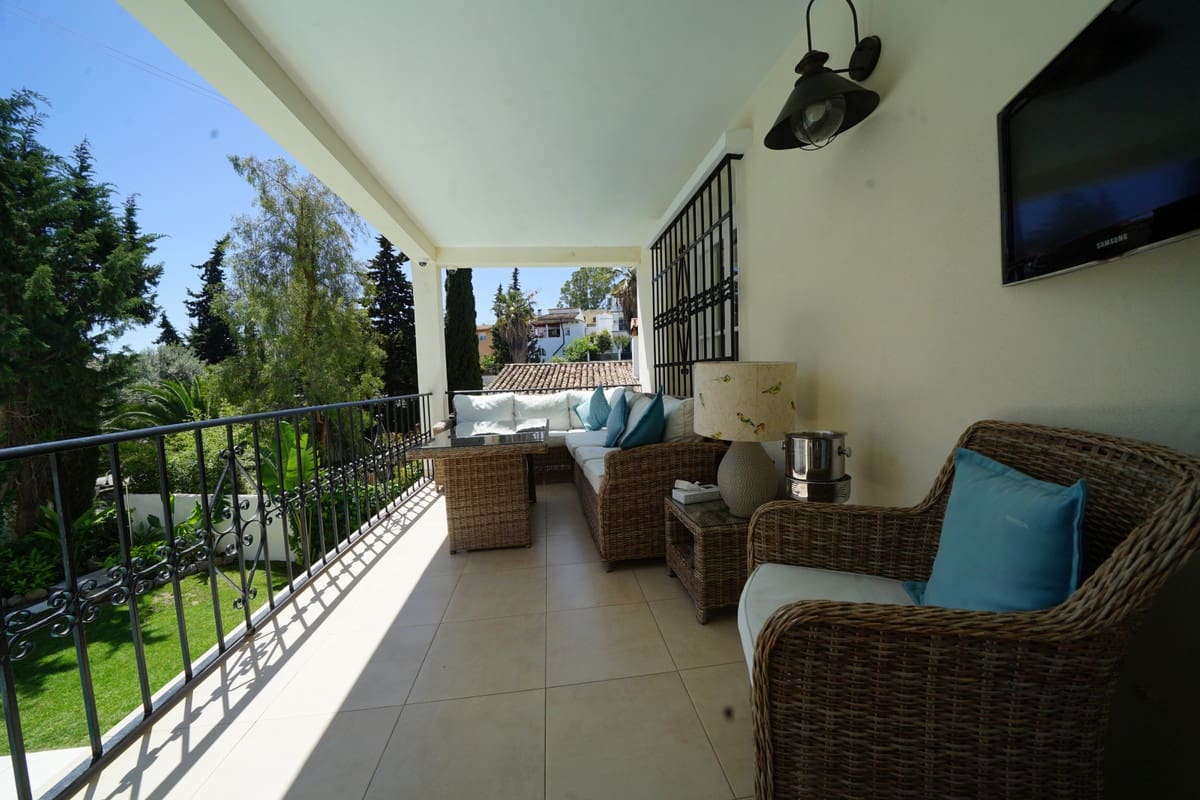 6 soveværelse Villa til salg i Nueva Andalucia med swimmingpool garage - € 1.100.000 (Ref: 10001373)