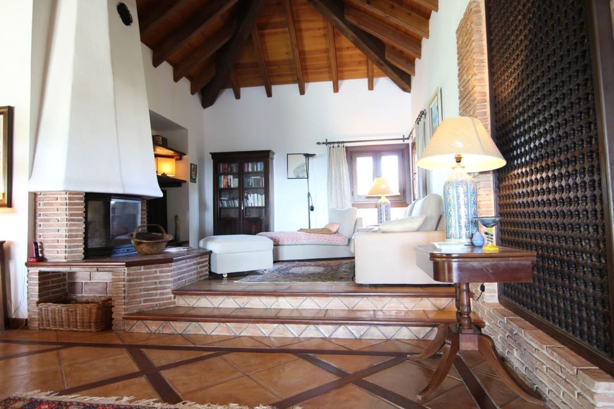 5 bedroom Villa for sale in Benahavis with pool garage - € 2,900,000 (Ref: 10001374)