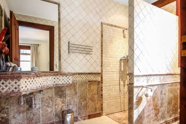5 Zimmer Villa zu verkaufen in Benahavís mit Pool Garage - 2.900.000 € (Ref: 10001374)