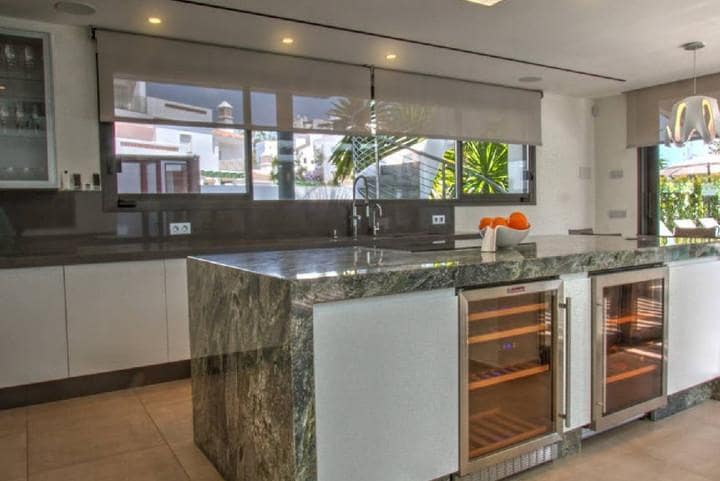 7 sypialnia Willa na sprzedaż w Puerto Banus z basenem garażem - 4 950 000 € (Ref: 10001375)