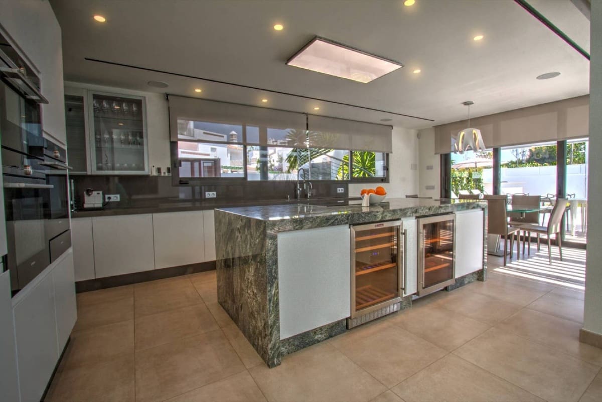 7 sypialnia Willa na sprzedaż w Puerto Banus z basenem garażem - 4 950 000 € (Ref: 10001375)