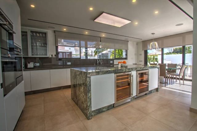 7 soverom Villa til salgs i Puerto Banus, Marbella med svømmebasseng garasje - € 4 950 000 (Ref: 10001375)